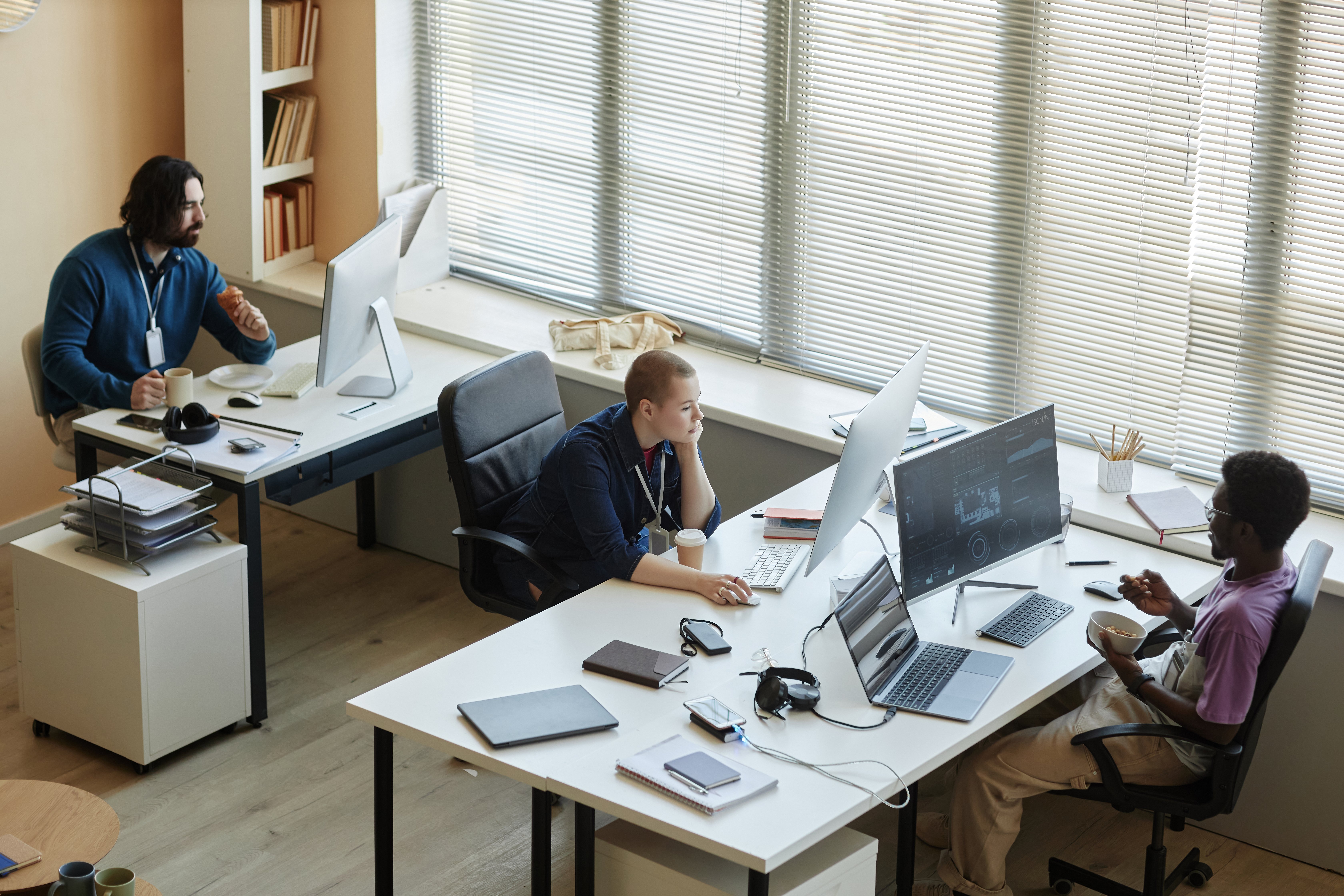 advantages and disadvantages of outsourcing it